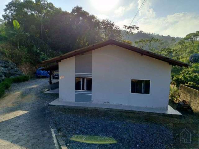 Casa com amplo espaço, lugar tranquilo com fácil acesso, 3 km do centro!!