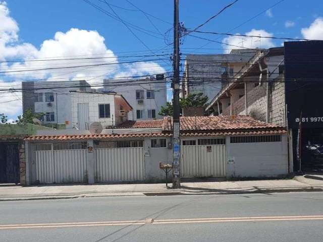 Casa com 5 quartos sendo 3 suítes, no Janga.