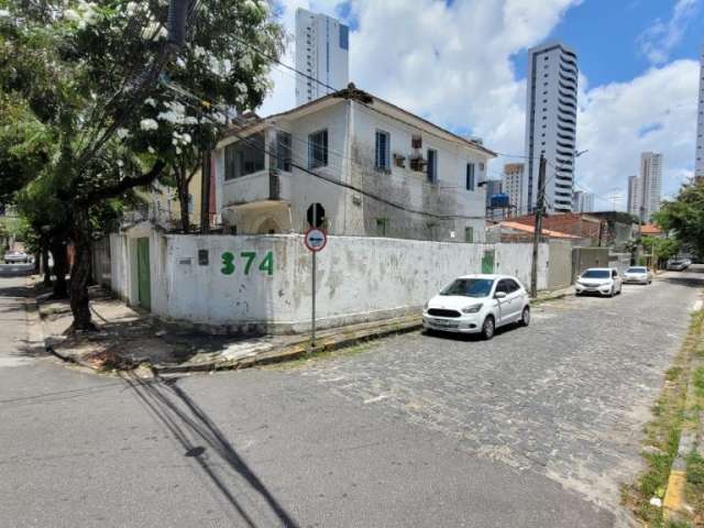 Apartamento térreo com 4 quartos sociais à venda nos Aflitos.