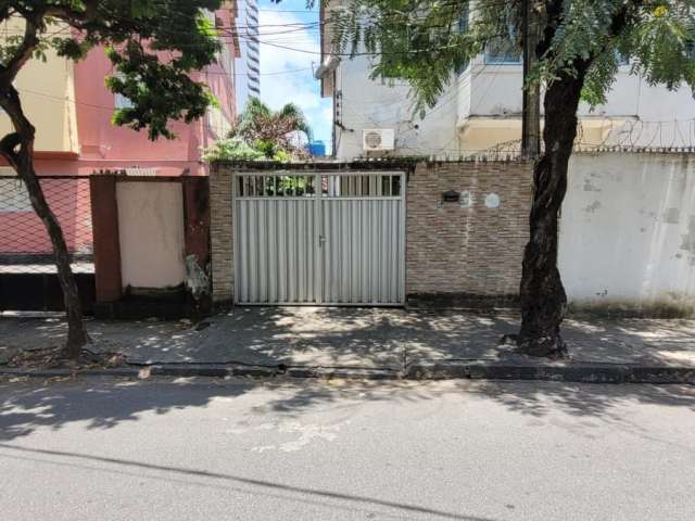 Apartamento tipo duplex, 1° andar com 4 quartos à venda no melhor trecho dos Aflitos.