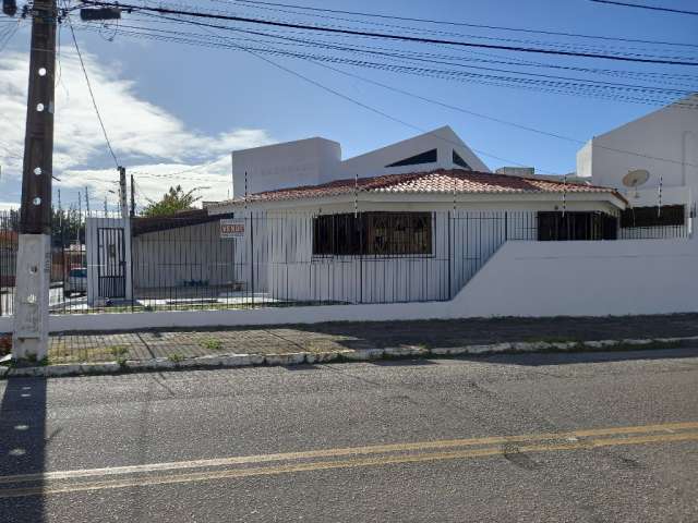 Casa Comercial em Ponta Negra, esquina, excelente localização