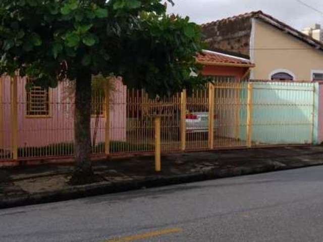 Casa à Venda em Vila Jaboticabeira, Taubaté - SP