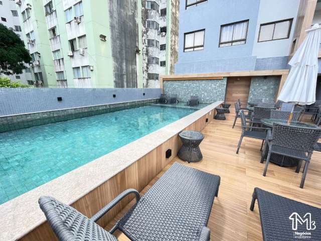 Apartamento 1 suíte, ampla varanda com vista mar e vista pra avenida, em prédio com piscina e espaço gourmet - Rio Vermelho