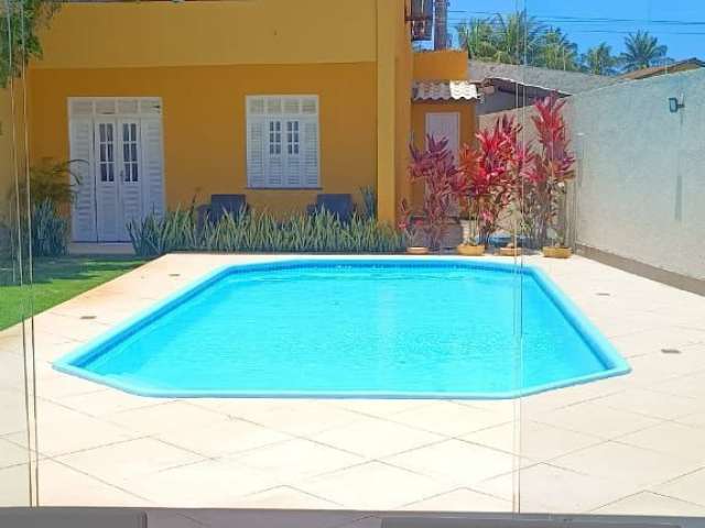 Casa com 3/4 sendo 1 suíte, piscina e espaço gourmet com churrasqueira, em condomínio fechado pé na areia da praia de Stella Maris