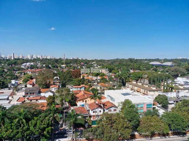 Ao lado da estação do metro linha Lilás, farto comércio e com vista espetacular