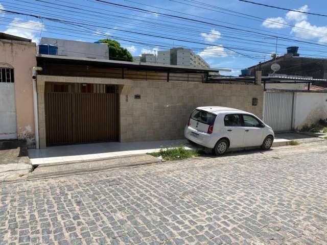 Bela Casa em Maranguape I com suíte e toda na Cerâmica excelente localização