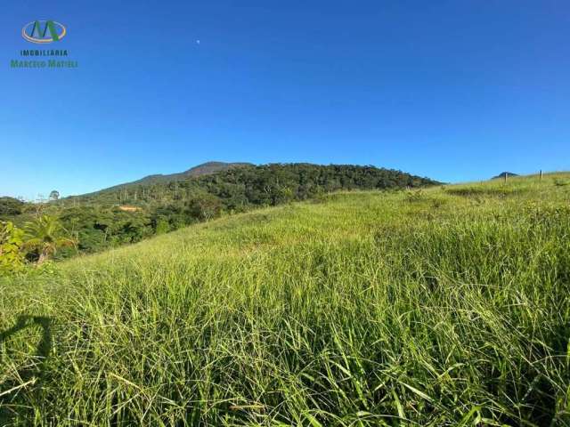 Este amplo terreno, com 5.000 metros quadrados, está à sua espera para se tornar o cenário dos seus maiores sonhos. Imagine-se construindo sua própria chácara, cercada por uma paisagem encantadora, co