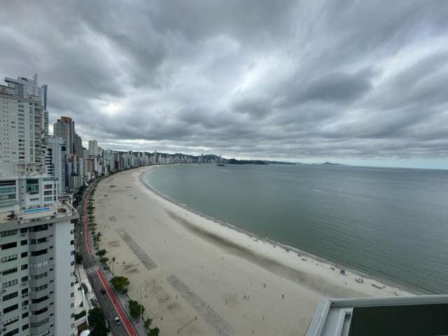 Linda cobertura frente mar em condomínio de alto padrão com 4 suítes e 5 vagas