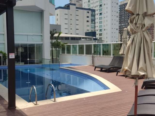 Lindo apartamento último andar (22) com 3 suítes e 3 vagas no centro da cidade  próximo à praia de Balneário Camboriú-SC