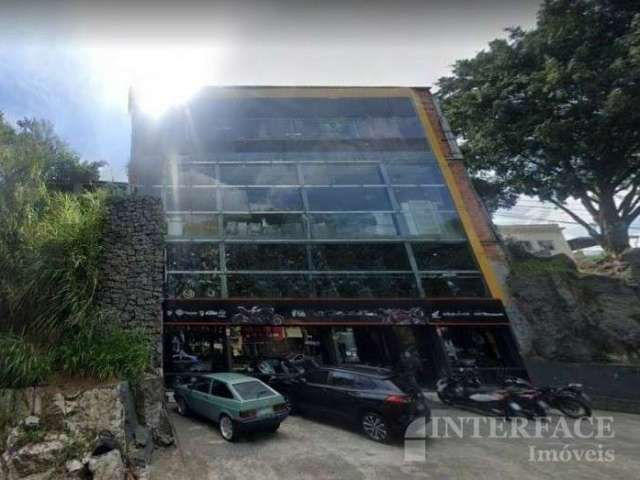 Prédio comercial com 480m², 6 banheiros, 5 vagas em Santana.