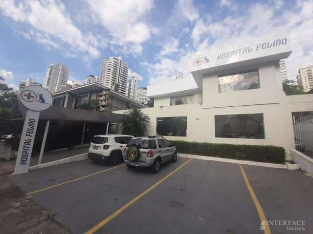 Casa Comercial de 629m², 4 banheiros, 4 vagas de garagem no Pacaembu.