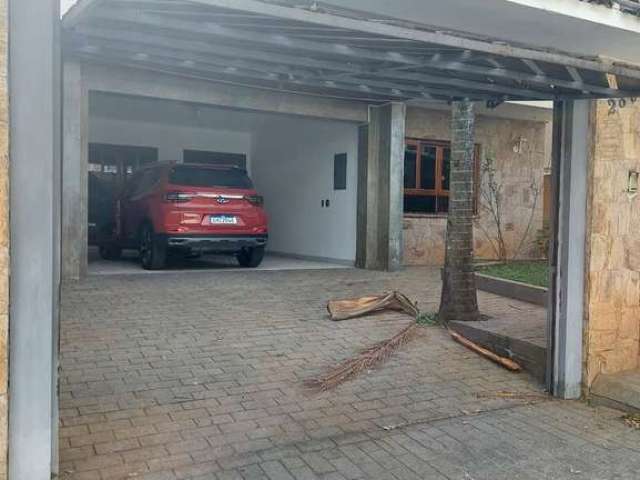 Sobrado de 352m², 4 suítes, 6 banheiros, 6 vagas de garagem na Vila Irmãos Arnoni.