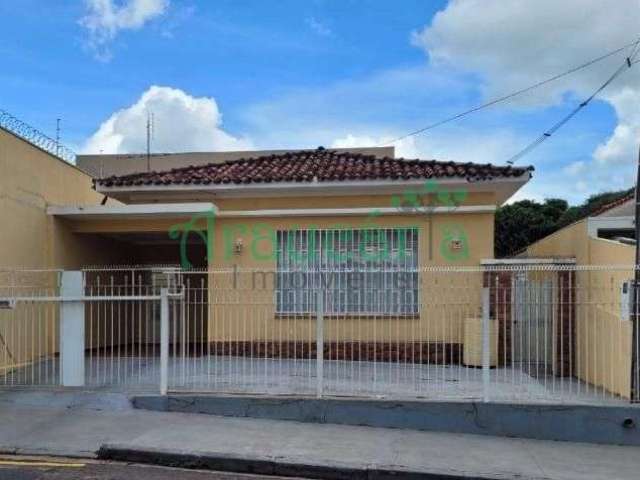 Casa com 3 quartos para alugar no Centro, São Carlos  por R$ 2.776