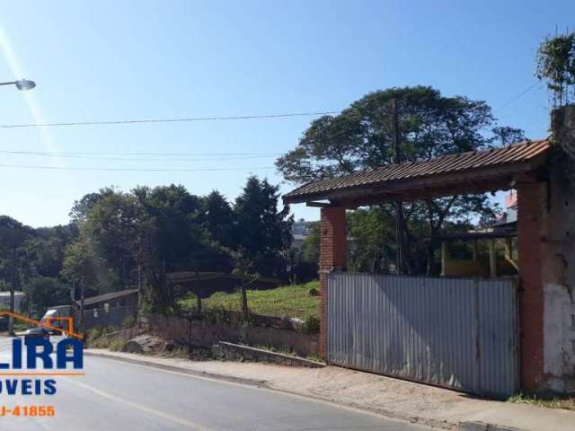 Terreno com duas casas espaçosas em ótima localização.