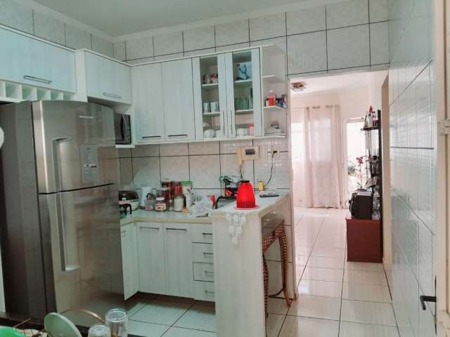 Casa de 250 m² com 3 dormitórios (1 suíte), 2 banheiros, sala, cozinha planejada e garagem  2 carros  bairro Ipiranga