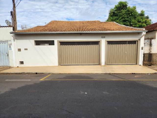 Casa à venda no Jardim Califórnia em Franca - 3 quartos, suíte com closet, ampla garagem e localização privilegiada