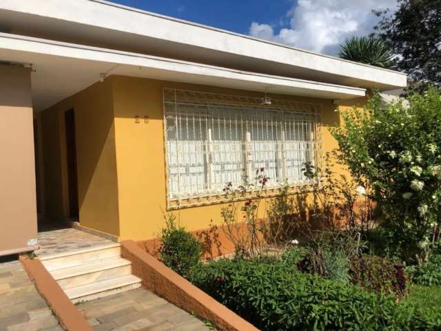 Casa Plana com 4 Suítes à Venda em Poços de Caldas - Jardim dos Estados, 210m², Piscina e Edícula