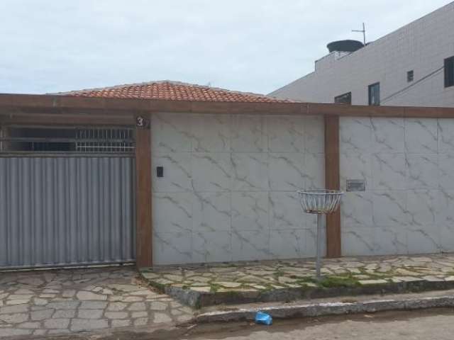 Maravilhosa casa de três com piscina e área gourmet.