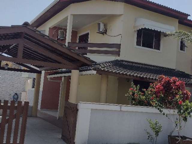 Casa 4/4 em condomínio, sendo 3 suítes em Stella Maris. Oportunidade única.