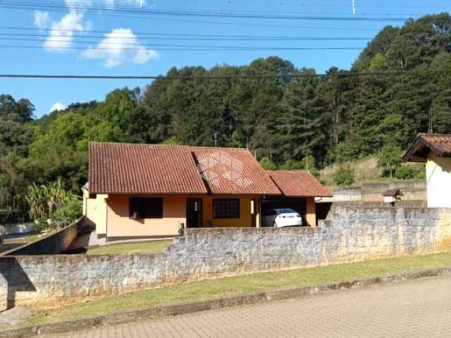 Casa plana mobiliada e terreno amplo.