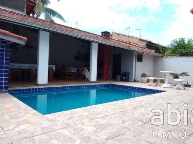 Linda casa com 3 dorm, piscina, churrasqueira e vaga para 3 autos em Itanhaém - SP