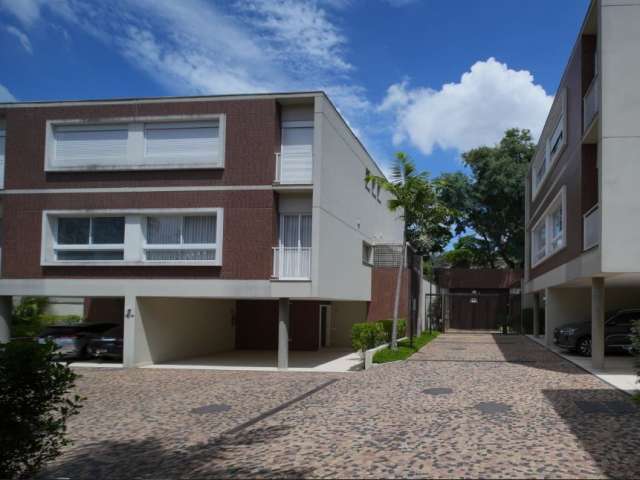 Casa Triplex em Condomínio Fechado no Morumbi com 334 m2 de Área Privativa