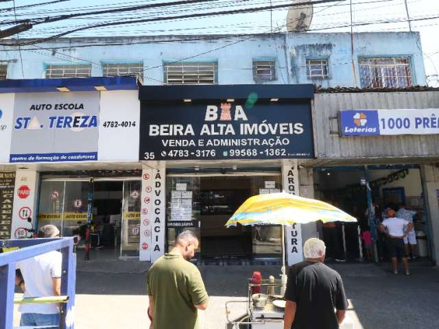 Conjunto Comercial com 3 salões comerciais e 5 salas no primeiro andar