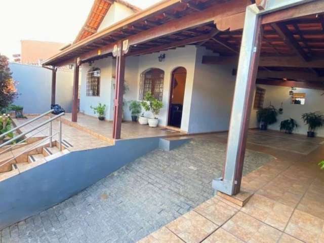 Casa com 3 quartos à venda na Pastor Rui Franco, 603, São João Batista, Belo Horizonte por R$ 890.000