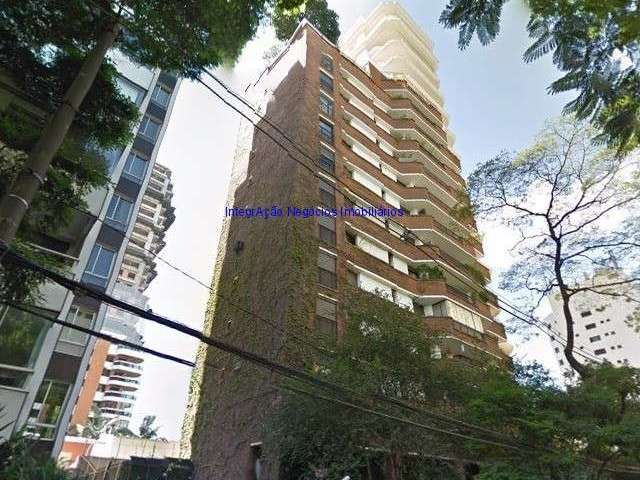 Apartamento 250m², 04 dormitórios (sendo 03 suítes), 04 banheiros e 03 vagas de garagem.  Condomínio com portaria e segurança.  Excelente localização