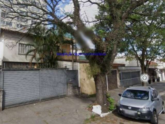 Casa 150m², sendo casa principal + edícula; a casa com 2 dormitórios (sendo 1 suíte), 3 banheiros e garagem para 2 carros; a edícula 1 dormitório