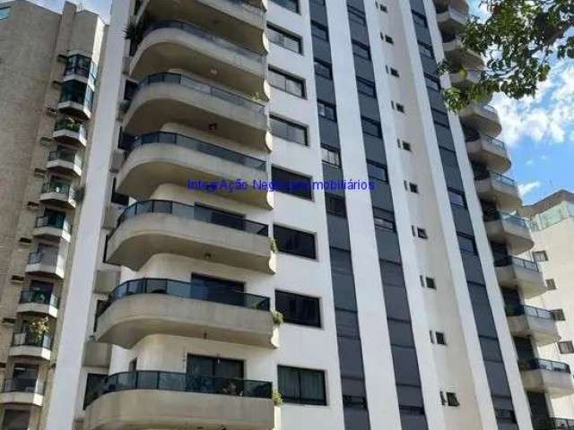 Apartamento  220m², 04 dormitórios  (sendo 03 suítes), 04 banheiros e 4 vagas de garagem.  Condomínio com portaria, segurança, piscina, salão de festa