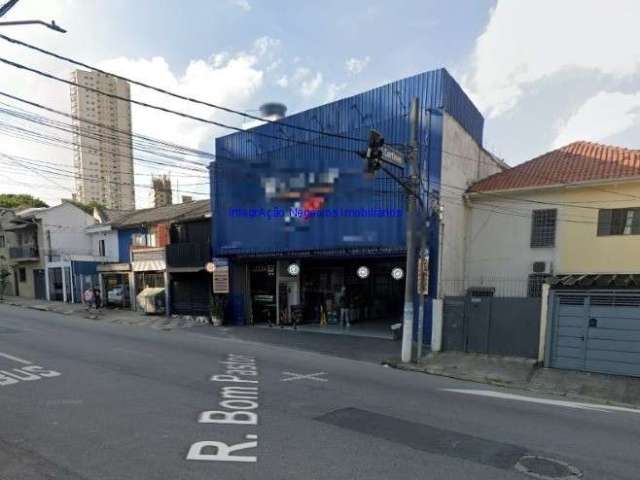 Galpão  2.000m², 09 banheiros e 25 vagas de garagem.  Excelente localização á 3 minutos andando para a estação do metrô Sacomã.