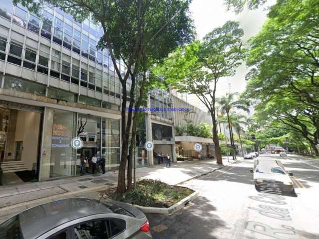 Conjunto comercial 300m² e 03 banheiros.  Condomínio com portaria, segurança e recepção.  Excelente localização