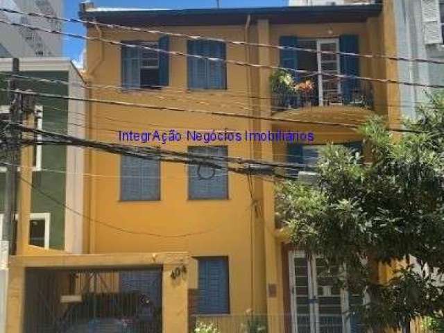 Apartamento 150,77m², 03 dormitórios e 02 banheiros.  Condomínio com portaria e segurança.  Excelente localização, entre as Ruas Teodoro Sampaio