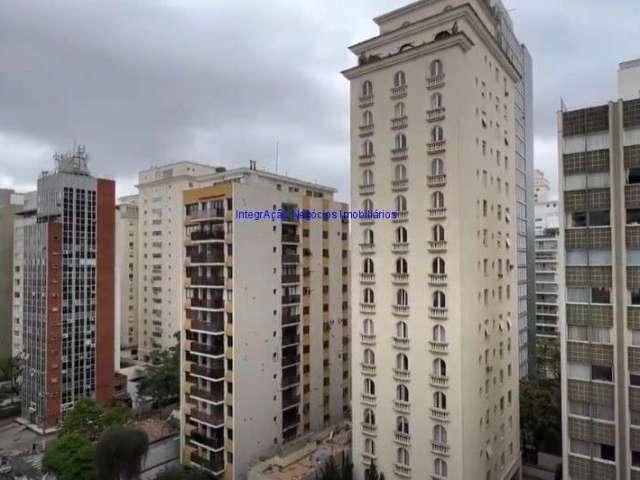 Apartamento  467m², 04 dormitórios (sendo suítes), 05 banheiros e 4 vagas de garagem.  Condomínio com portaria, segurança, piscina, playground.