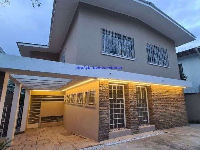 Sobrado 530m², 05 dormitórios (sendo 01 suíte), 04 banheiros e 05 vagas na garagem.  Excelente localização, entre as Ruas Itaquera, Itajobi e Angatuba