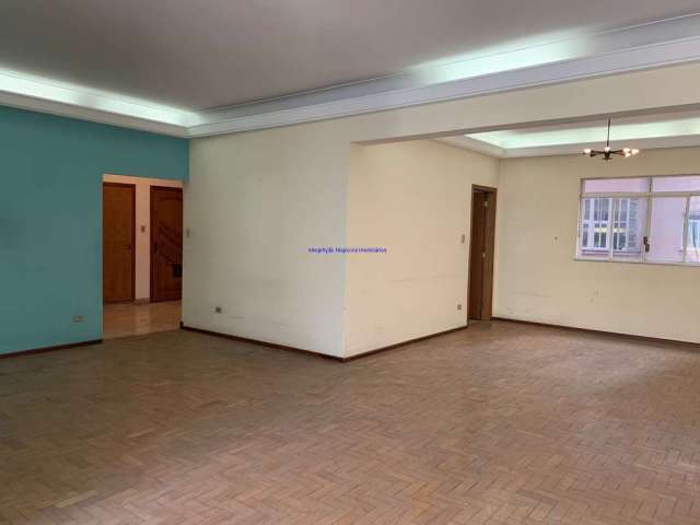 Apartamento 202m², 03 dormitórios, 02 banheiros e 01 vaga na garagem.  Condomínio com portaria, segurança, churrasqueira, playground, brinquedoteca