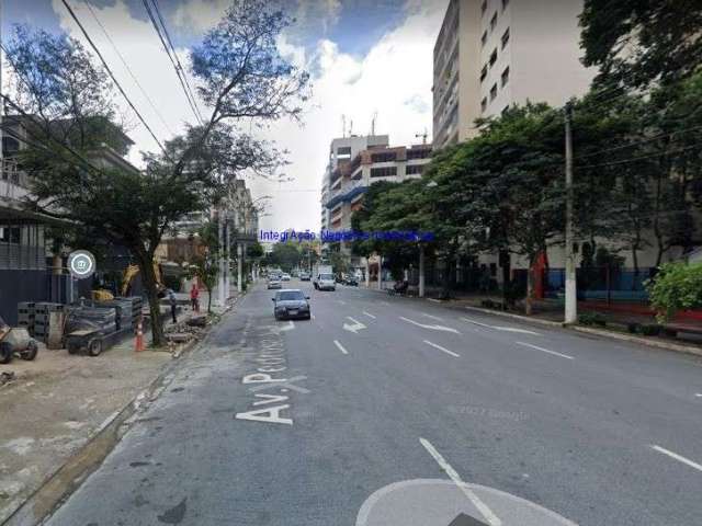 Galpão 160m², 01 banheiro.  Excelente localização á 9 minutos andando para a estação do metrô Faria Lima; Entre as Ruas Maria Carolina, dos Pinheiros