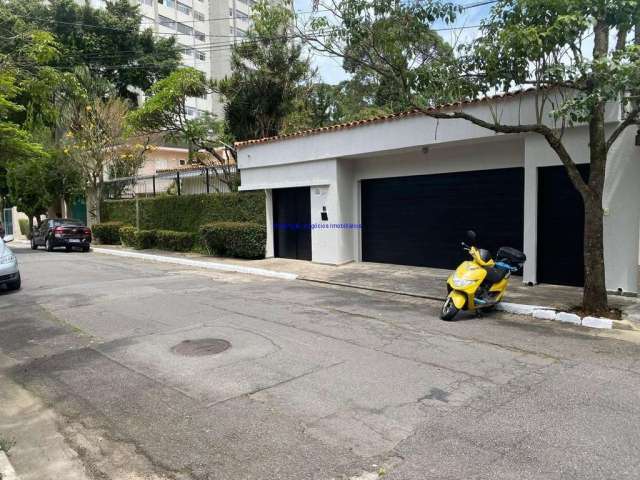 Casa 450m², 04 dormitórios (sendo 03 suítes), 05 banheiros e 03 vagas na garagem; O Imóvel conta com Piscina e Churrasqueira.  Excelente localização