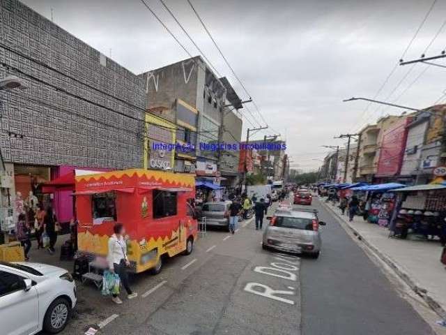 Galpão 1.165m², 04 banheiros.  Excelente localização à 7 minutos andando para a estação de trem Lapa; Entre as Ruas Dronsfield, Clemente Álvares