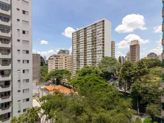 Apartamento 212m², 03 dormitórios (sendo suítes), 04 banheiros e 01 vaga na garagem.  Condomínio com portaria, segurança 24hrs.  Excelente localização