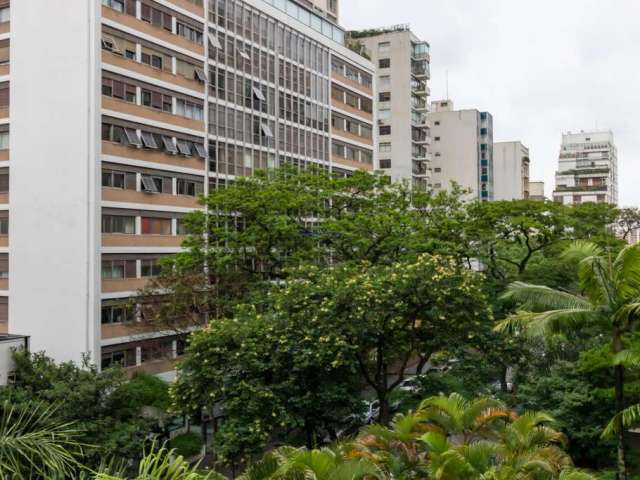 Apartamento 270m², 03 dormitórios (sendo 02 suítes), 04 banheiros e 02 vagas na garagem.  Condomínio com portaria, segurança 24hrs.