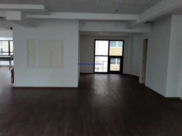 Conjunto Comercial 30m², 01 banheiro. Prédio totalmente reformado e moderno; Infraestrutura completa de hidráulica, elétrica e para ar condicionado.