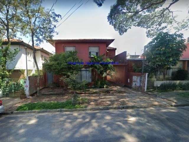 Sobrado Residencial 350m², 04 dormitórios (sendo 01 suíte), 03 banheiros e 03 vagas na garagem.  Excelente localização entre as Ruas Theodor Herzi.