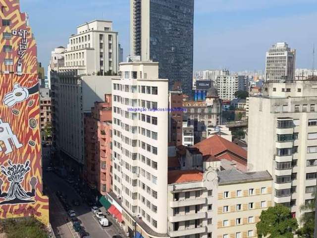 Apartamento 139m², 03 dormitórios e 02 banheiros.   Condomínio com portaria.   Excelente localização á 7 minutos andando para a estação do metrô.