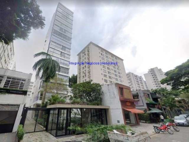 Apartamento 271m², 03 dormitórios (sendo 01 suíte), 03 banheiros e 01 vaga na garagem.    Condomínio com portaria 24hrs, salão de festa.