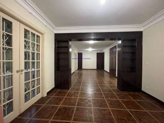 Apartamento 280m², 04 dormitórios (sendo 02 suítes), 03 banheiros e 03 vagas na garagem.  Condomínio com portaria.   Excelente localização.