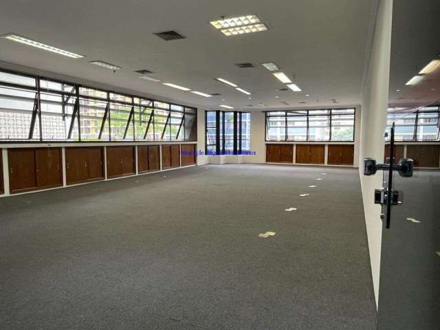 Conjunto Comercial 110m², 01 Copa, 02 banheiros e 02 vagas na garagem.  Condomínio com recepção e segurança.  Excelente localização.