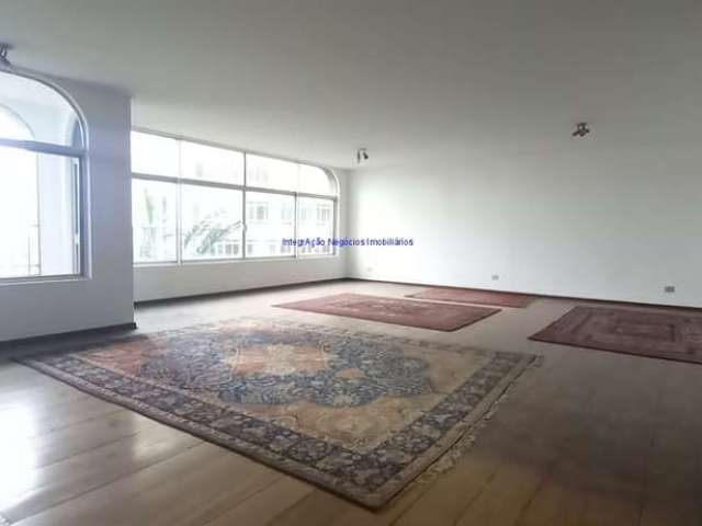 Apartamento 230m², 03 dormitórios (sendo 01 suíte), 02 banheiros e 02 vagas na garagem.   Condomínio com portaria 24hrs.  Excelente localização