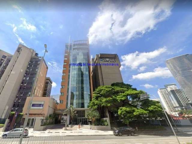 Conjunto Comercial 200m², 02 banheiros e 02 vagas na garagem.  Condomínio recepção e segurança 24hrs.  Excelente localização.